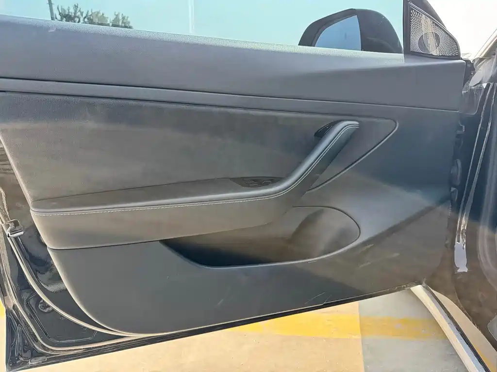 Tesla Model 3 — миниатюра 8