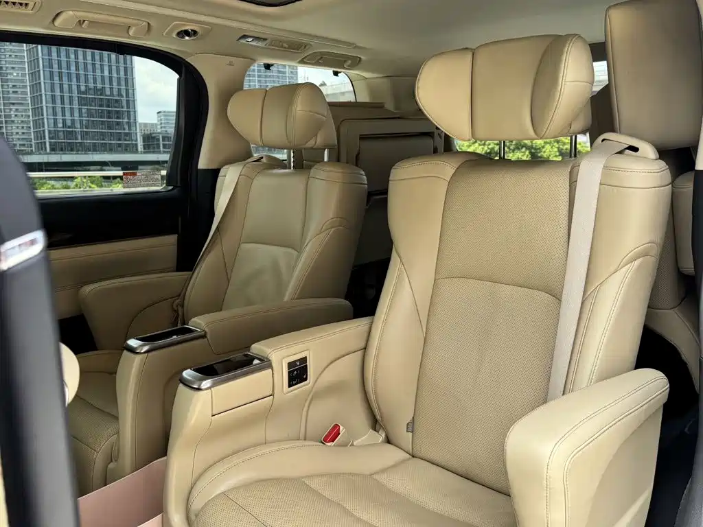 Toyota Alphard — миниатюра 16