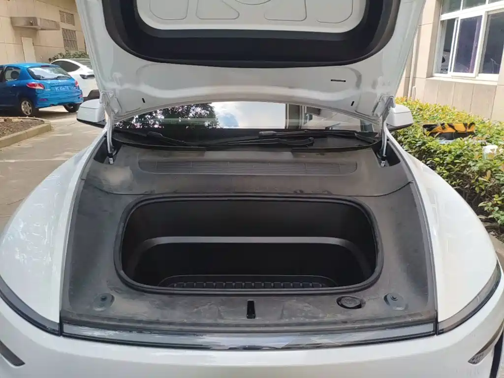 Tesla Model Y — миниатюра 20