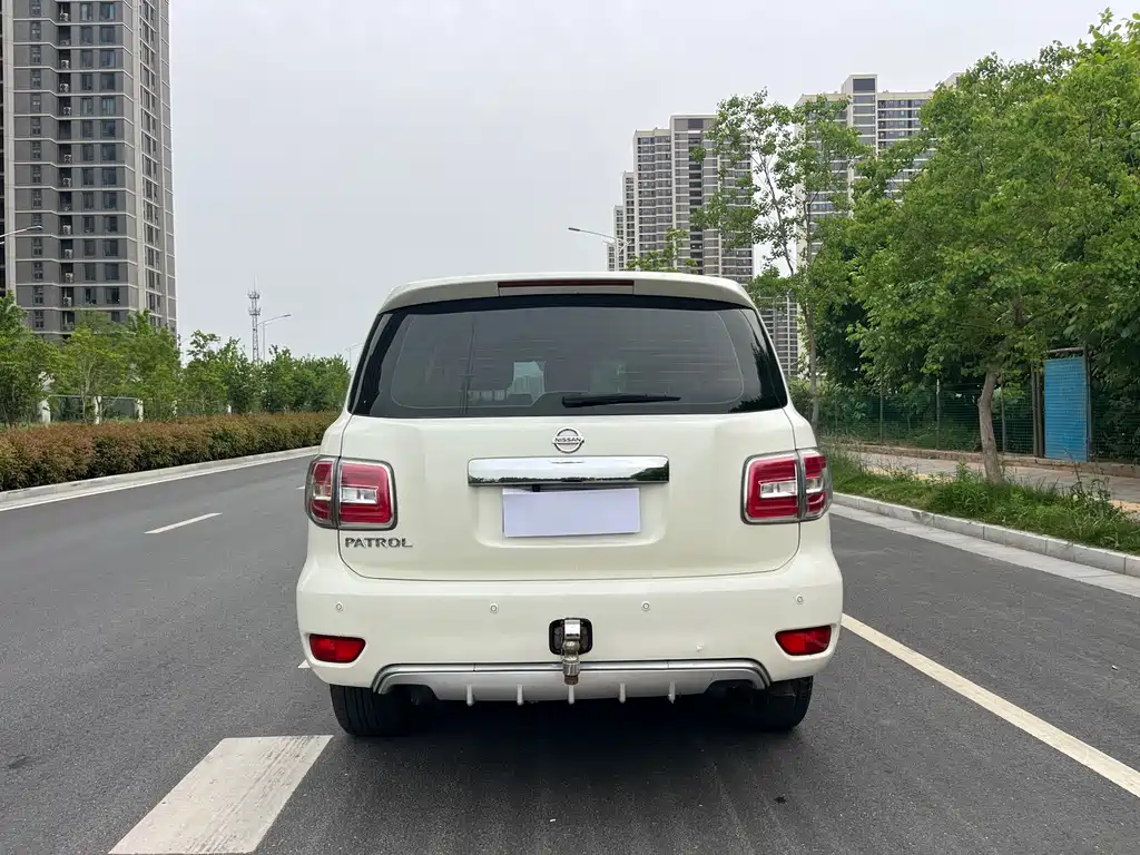 Nissan Patrol — миниатюра 6