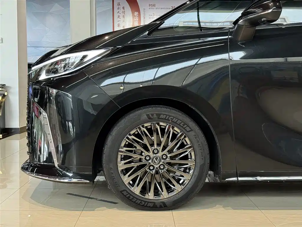 Lexus LM 2025 500h мест