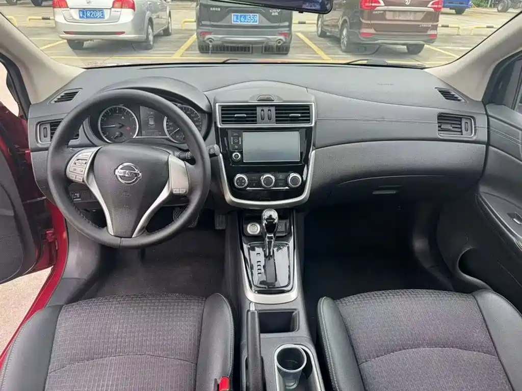 Nissan Tiida — миниатюра 9