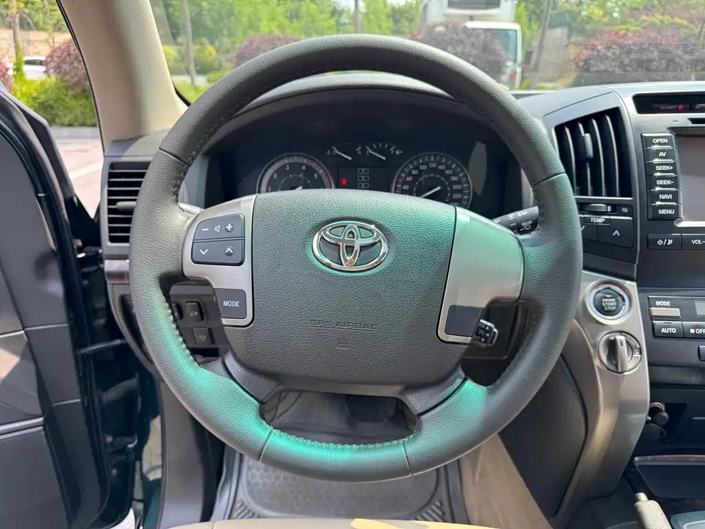 Toyota Land Cruiser 2010 4.0L AT VX