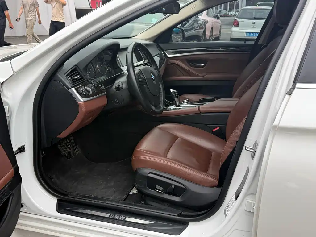 BMW 5 Series — миниатюра 4