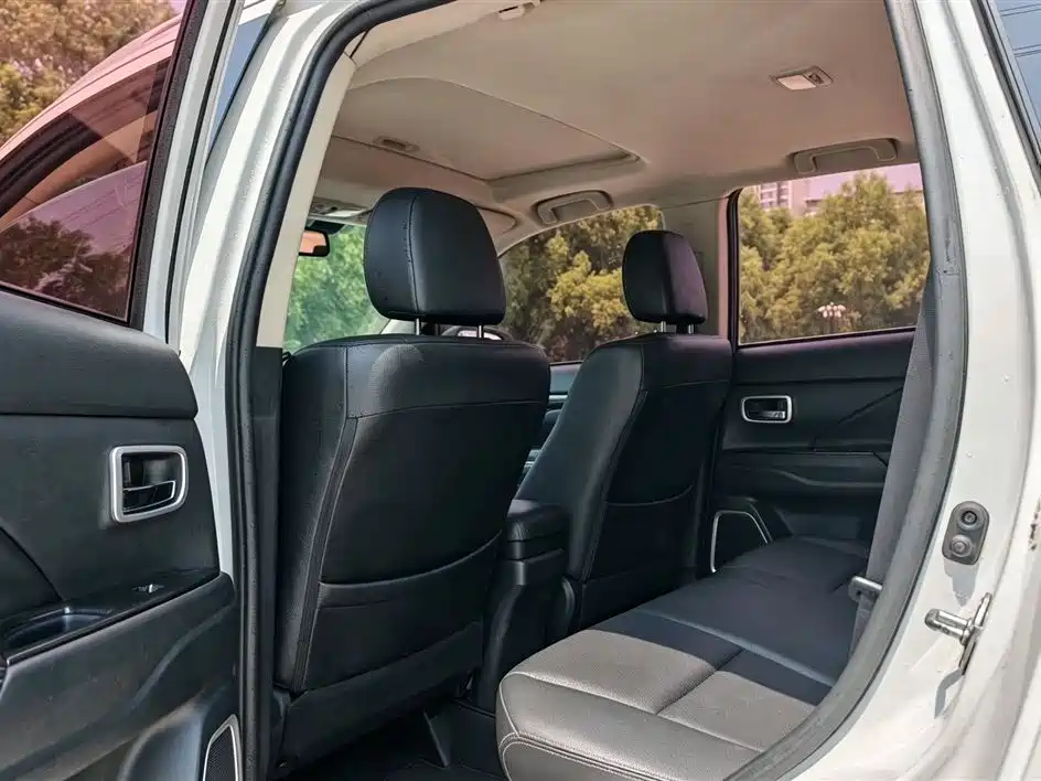 Mitsubishi Outlander 2018 2.0L 7 мест