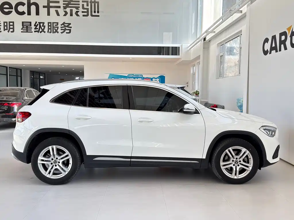 MERCEDES-BENZ GLA