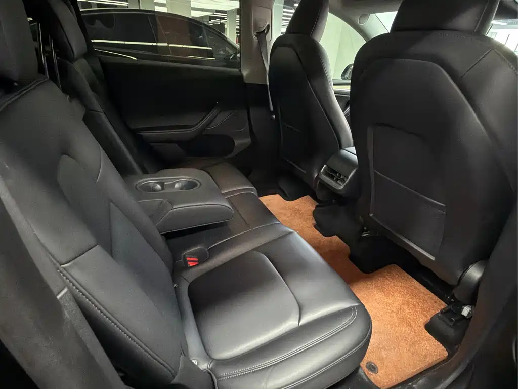 Mercedes-Benz EQC — миниатюра 13