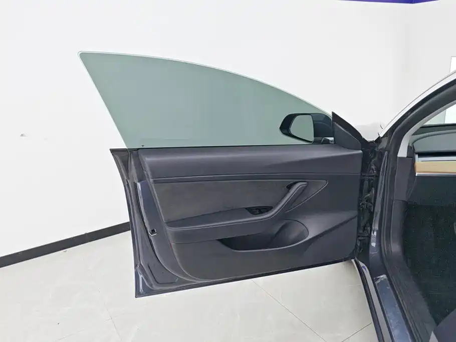 Tesla Model 3 — миниатюра 7