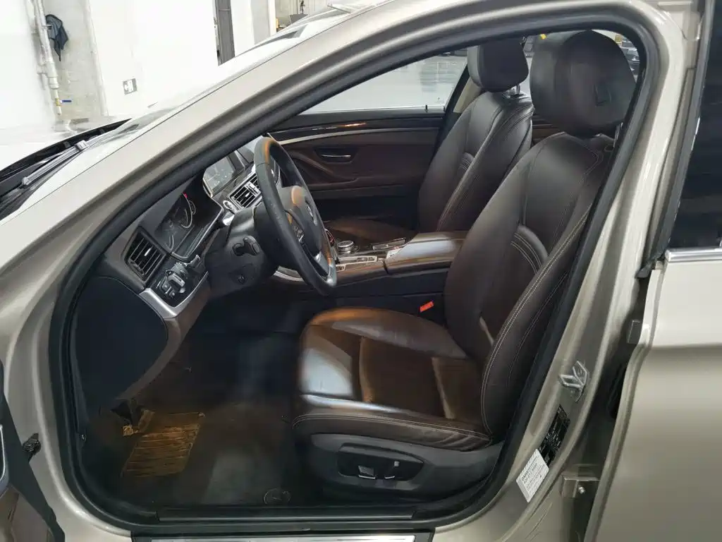 BMW 5 Series — миниатюра 10