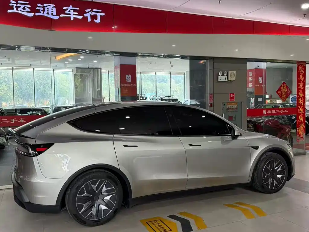 Tesla Model Y L — миниатюра 3