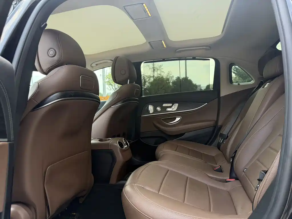 Mercedes-Benz E-Class — миниатюра 9