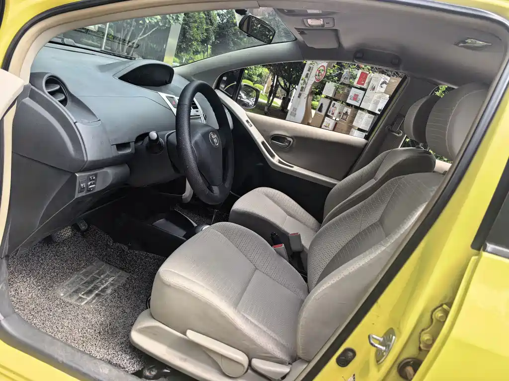 Toyota Yaris — миниатюра 8