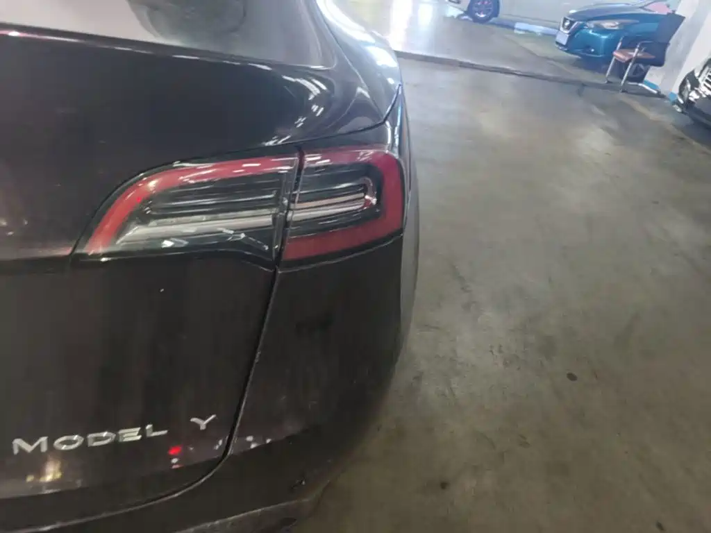 Tesla Model Y — миниатюра 8