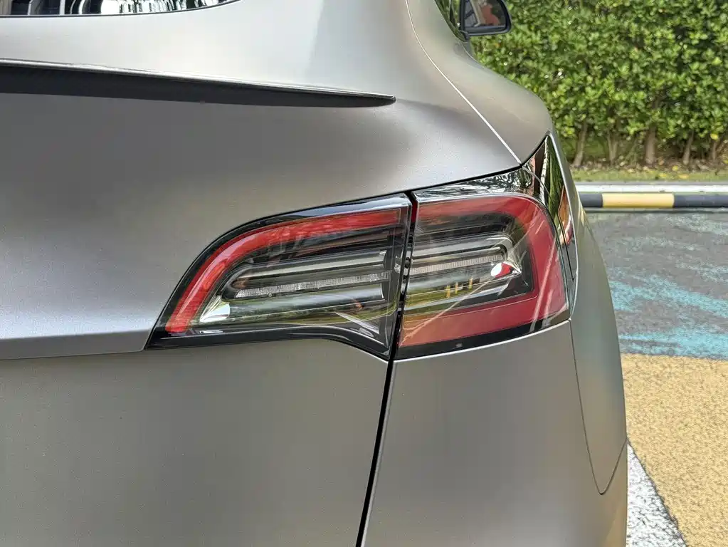 Tesla Model Y — миниатюра 9