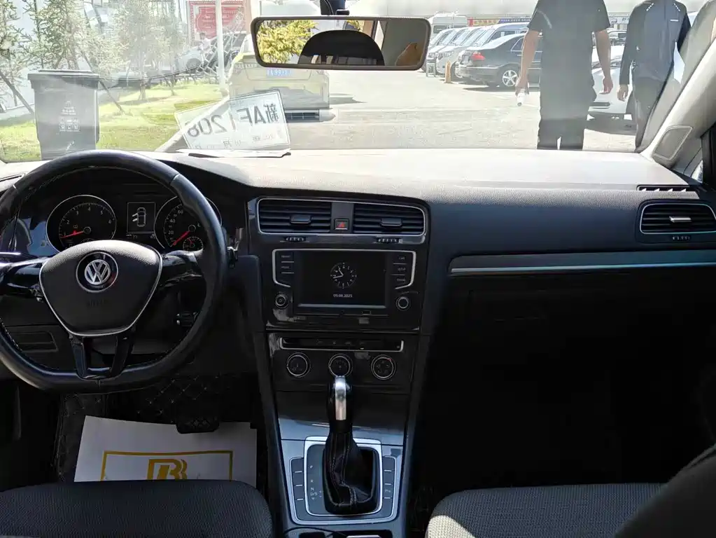 VOLKSWAGEN GOLF