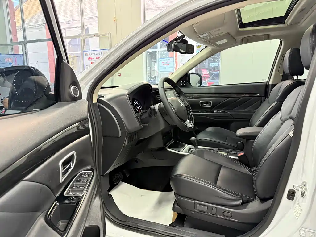 MITSUBISHI OUTLANDER