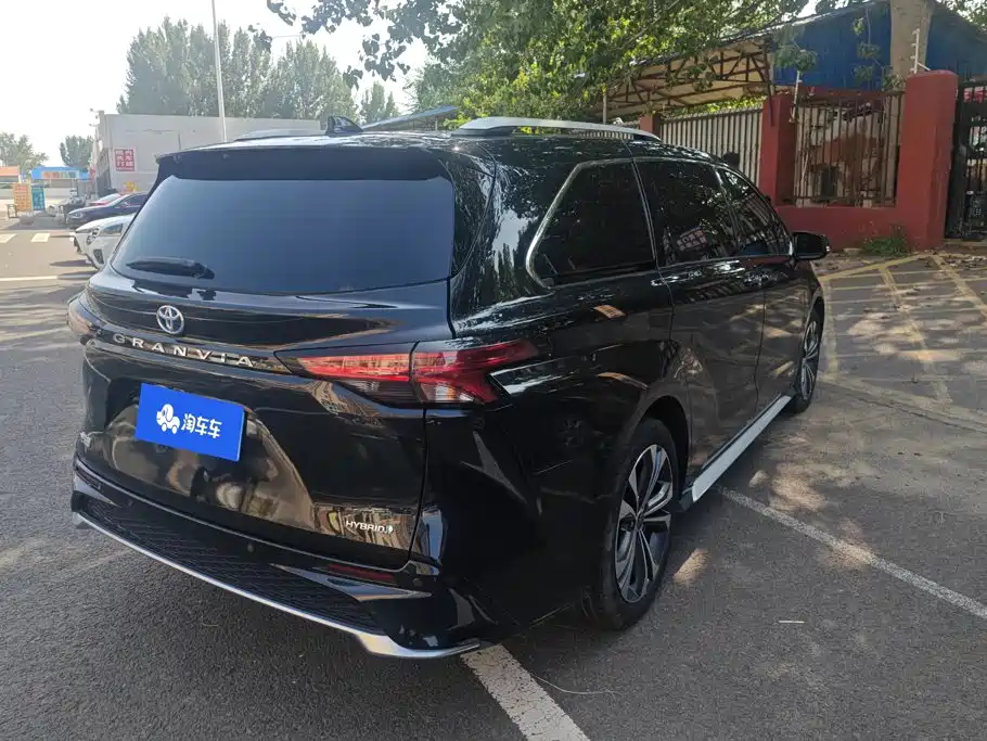 Toyota Granvia — миниатюра 3