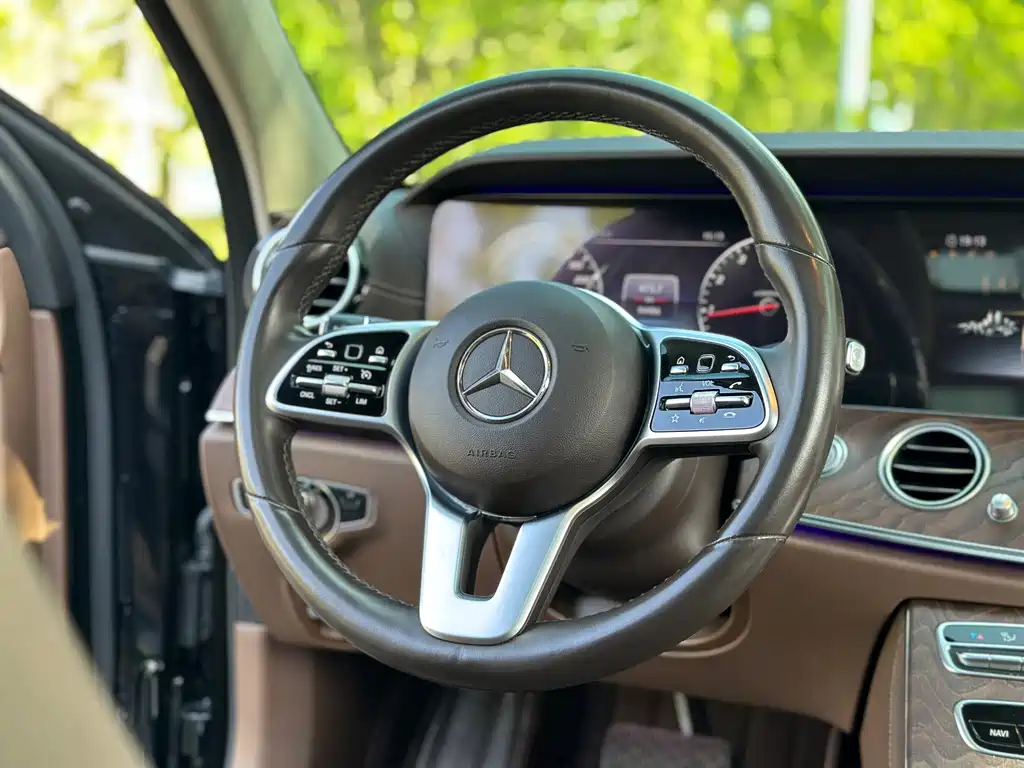 Mercedes-Benz E-Class — миниатюра 14