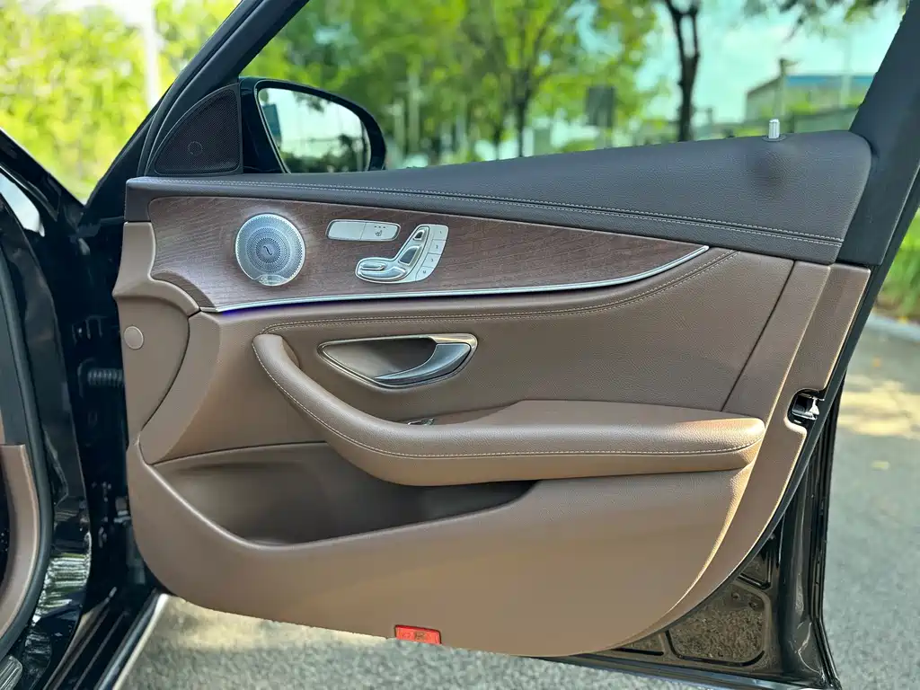 Mercedes-Benz E-Class — миниатюра 18