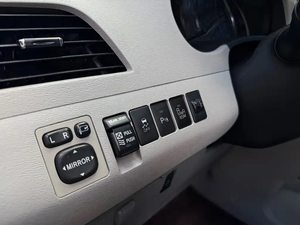 Toyota Sienna — миниатюра 8