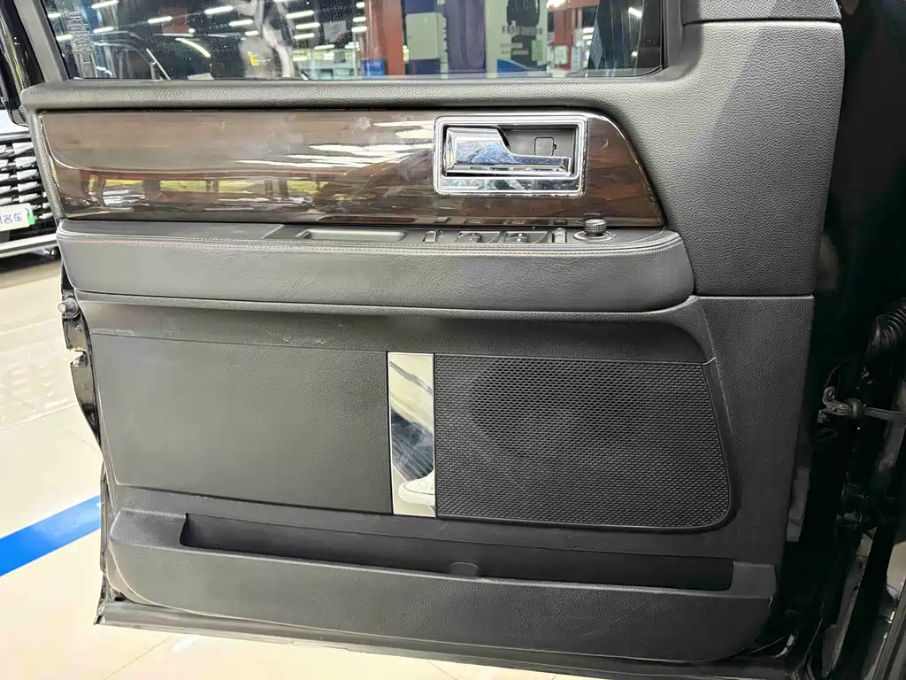 Lincoln Navigator — миниатюра 12