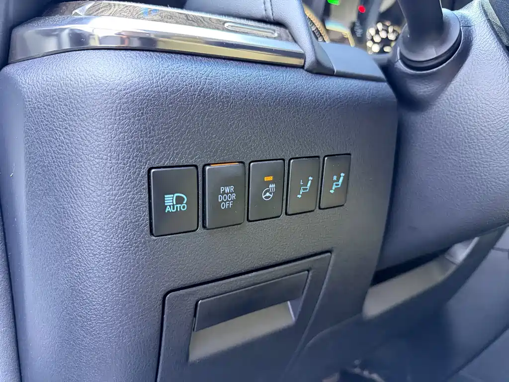 Toyota Alphard — миниатюра 6