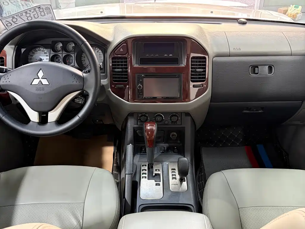 Mitsubishi Pajero — миниатюра 12