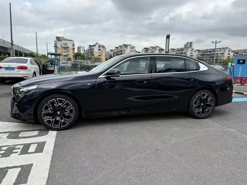 BMW 5 Series — миниатюра 3