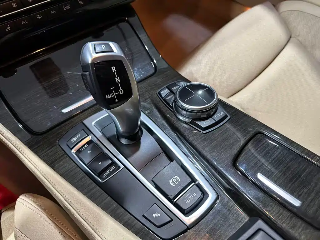 BMW 5 Series — миниатюра 8