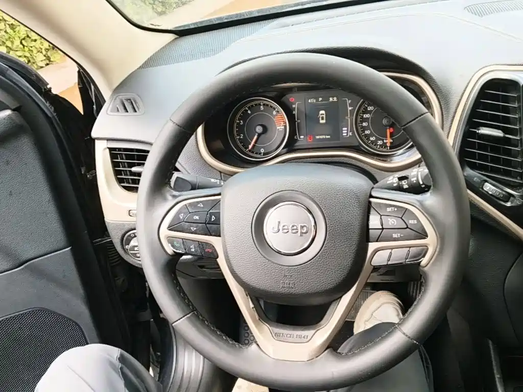 Jeep Cherokee — миниатюра 11