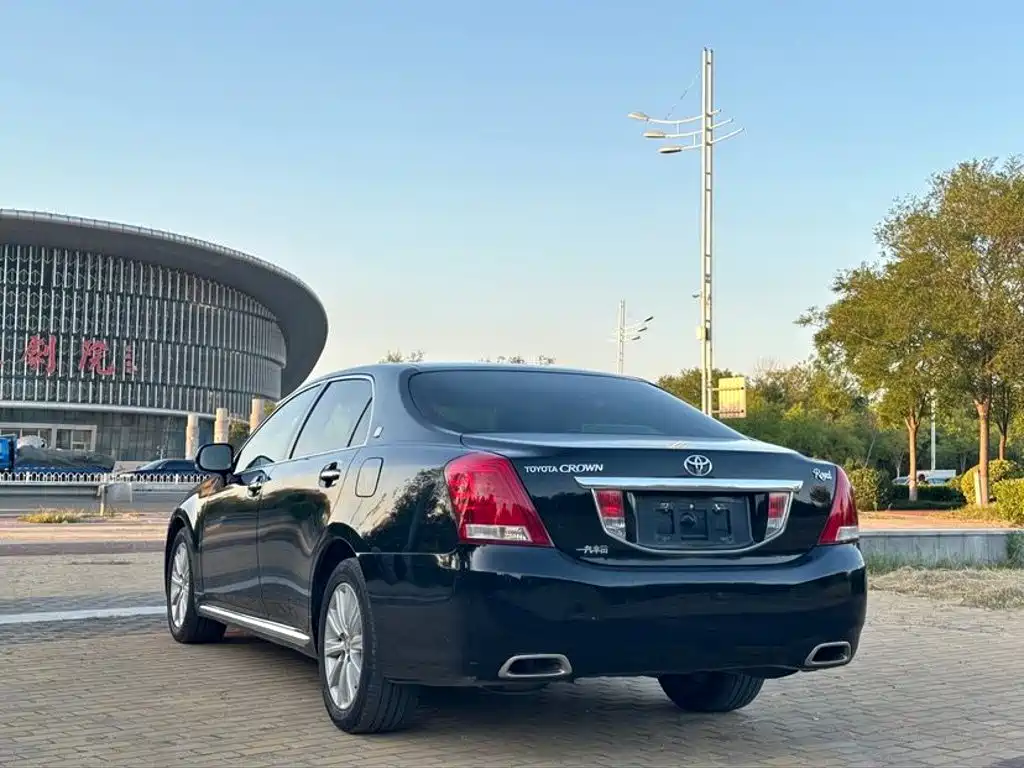 Toyota Crown — миниатюра 6