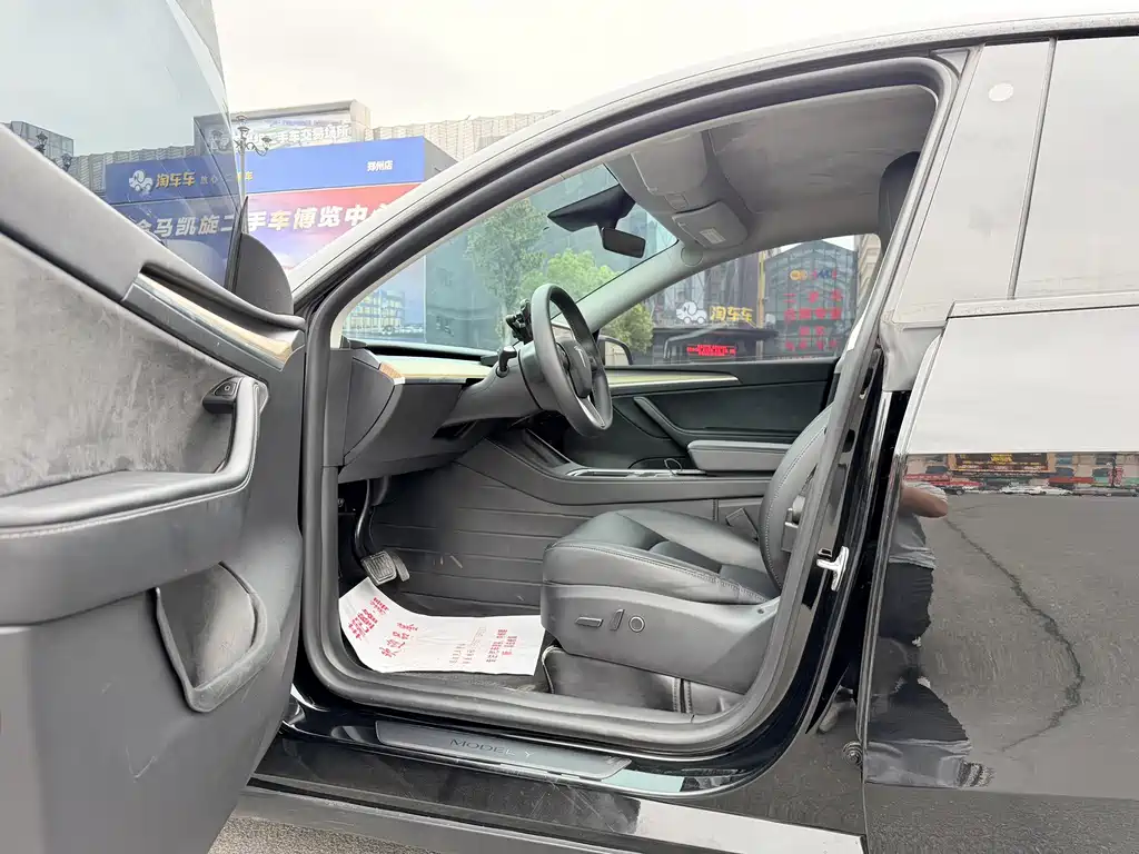 Tesla Model Y — миниатюра 8