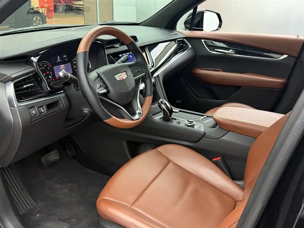 CADILLAC  XT6
