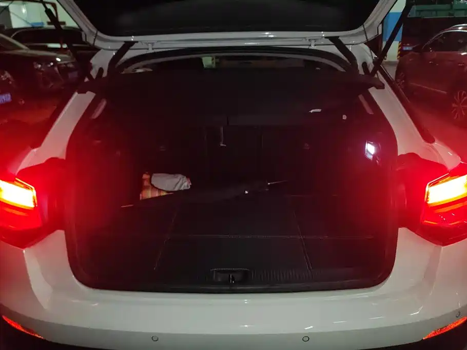 Audi Q2L e-tron — миниатюра 4