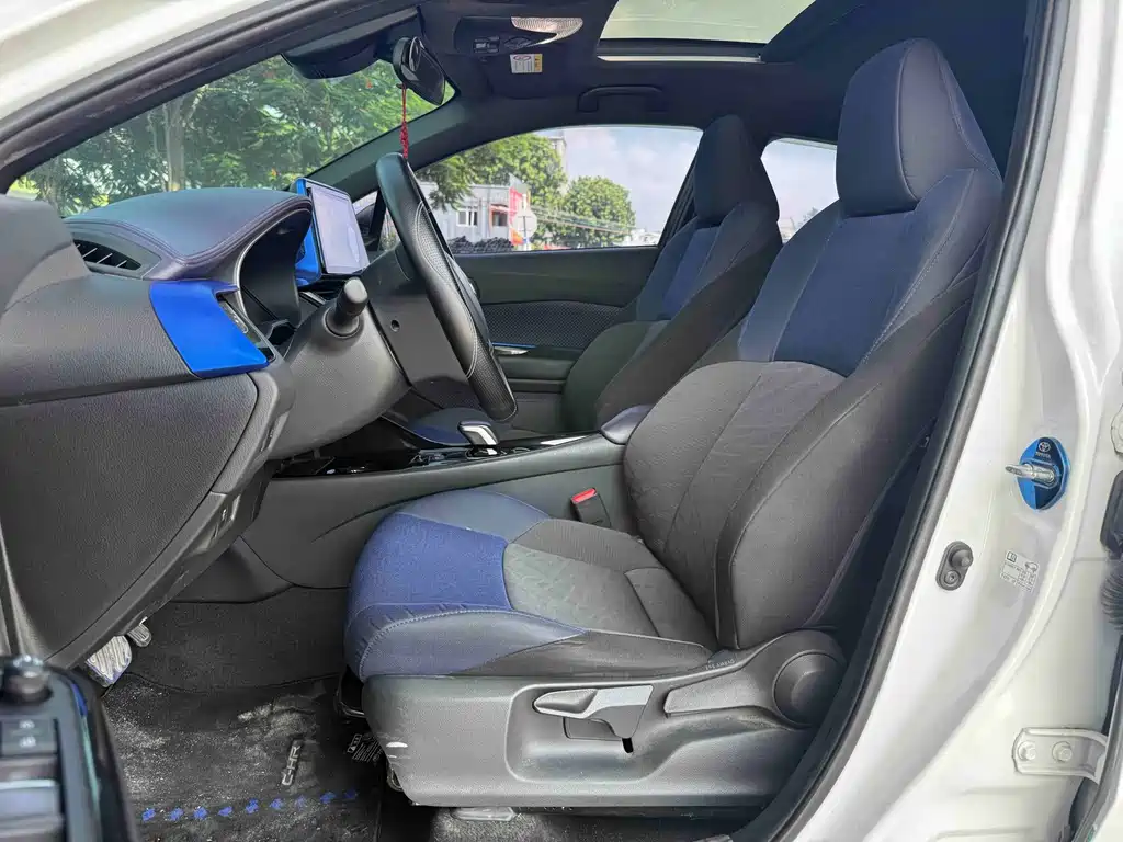 Toyota C-HR EV - фото 5