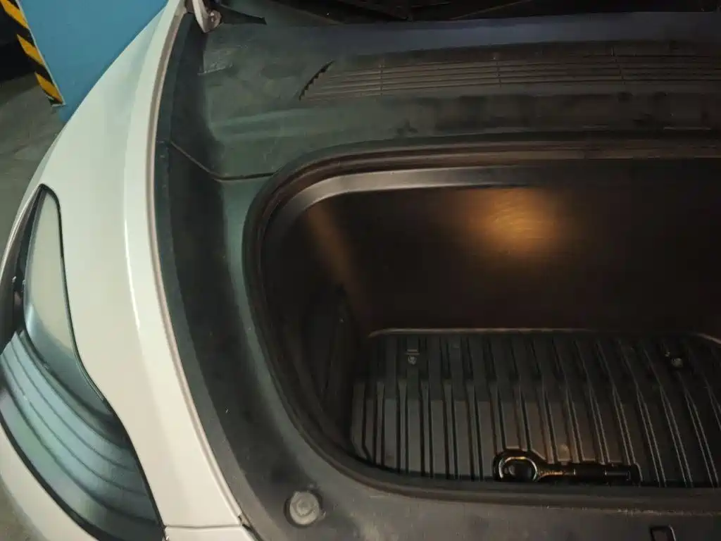 Tesla Model Y — миниатюра 20
