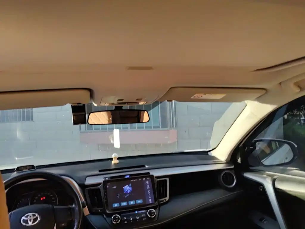 Toyota RAV4 — миниатюра 9