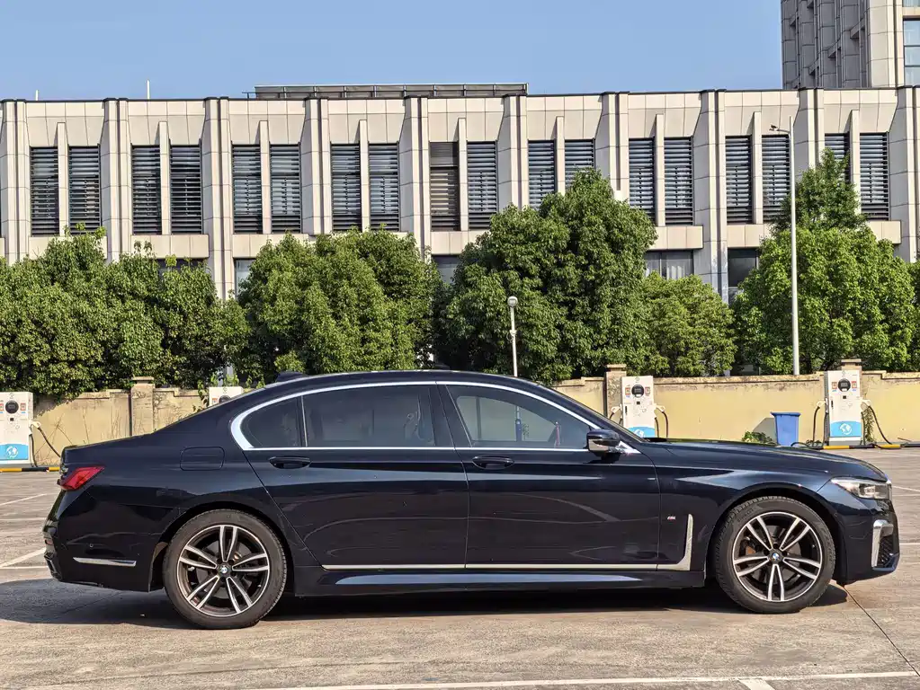 BMW 7 Series — миниатюра 3