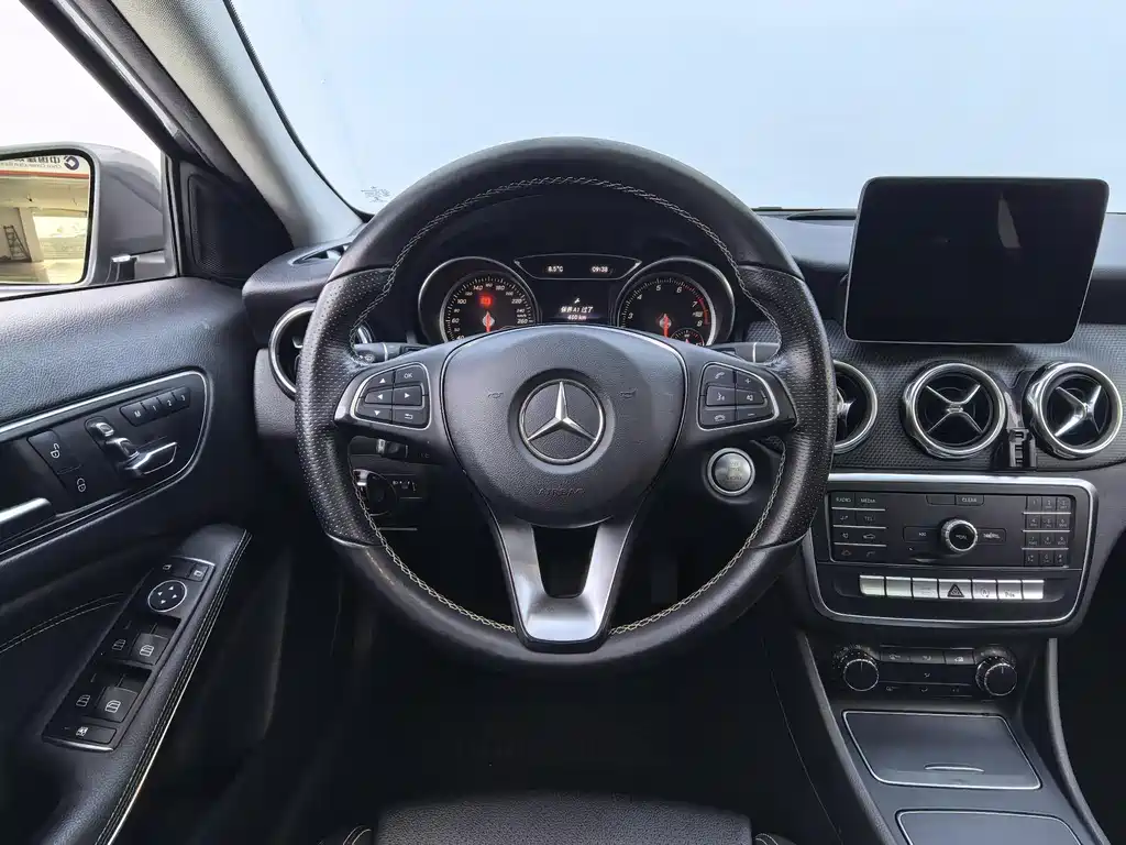 MERCEDES-BENZ GLA