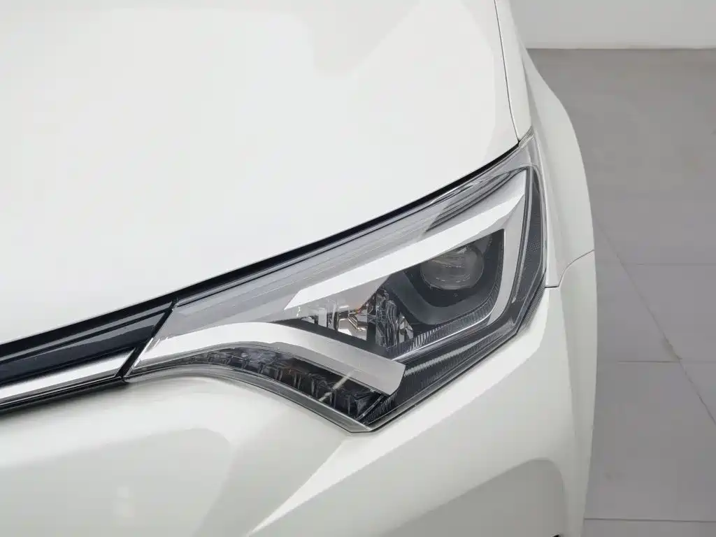 Toyota RAV4 — миниатюра 7