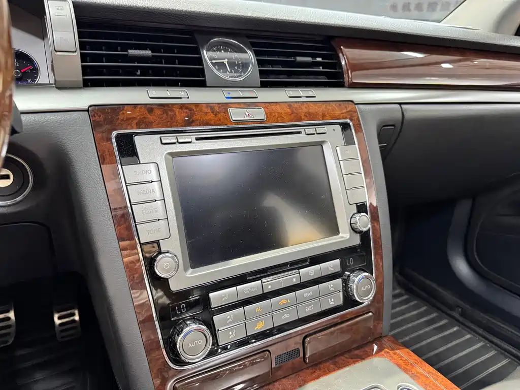 Volkswagen Phaeton — миниатюра 9