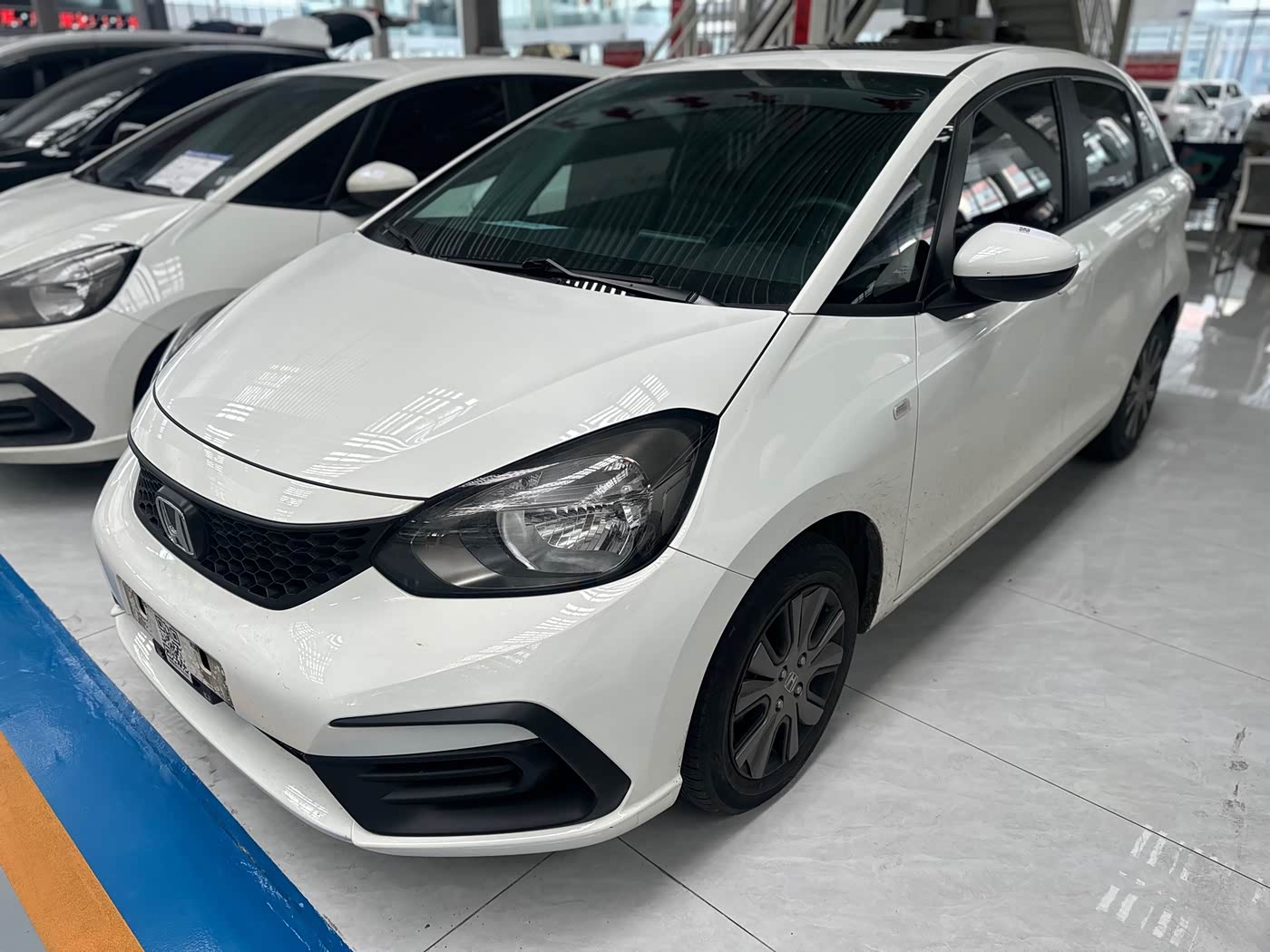Honda Fit 1.5 л 2023 г. Белый, пробег 15000 км