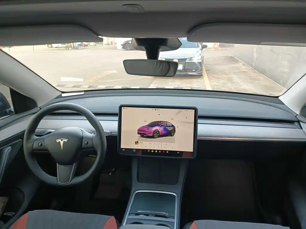 Tesla Model Y — миниатюра 10