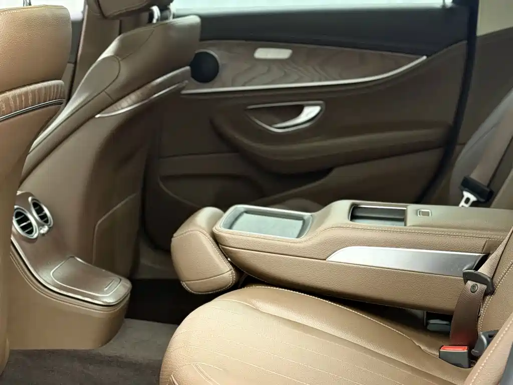 Mercedes-Benz E-Class — миниатюра 5