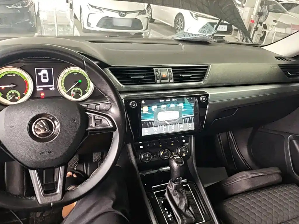 Skoda Superb — миниатюра 10