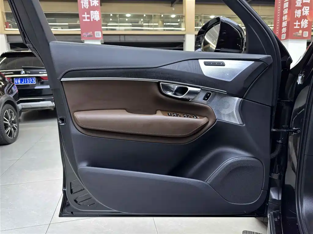 Volvo XC90 PHEV — миниатюра 15