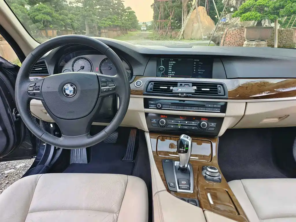 BMW 5 Series — миниатюра 7