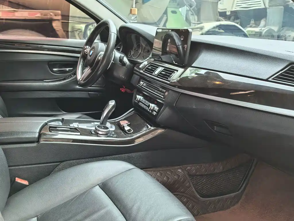 BMW 5 Series — миниатюра 4