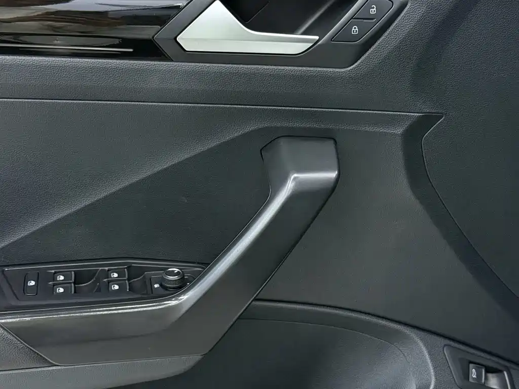 Volkswagen T-Roc — миниатюра 12