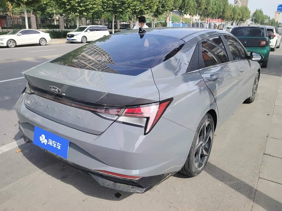 Hyundai Elantra 1.5 л 2021 г. Серебристо-серый, пробег 34800 км
